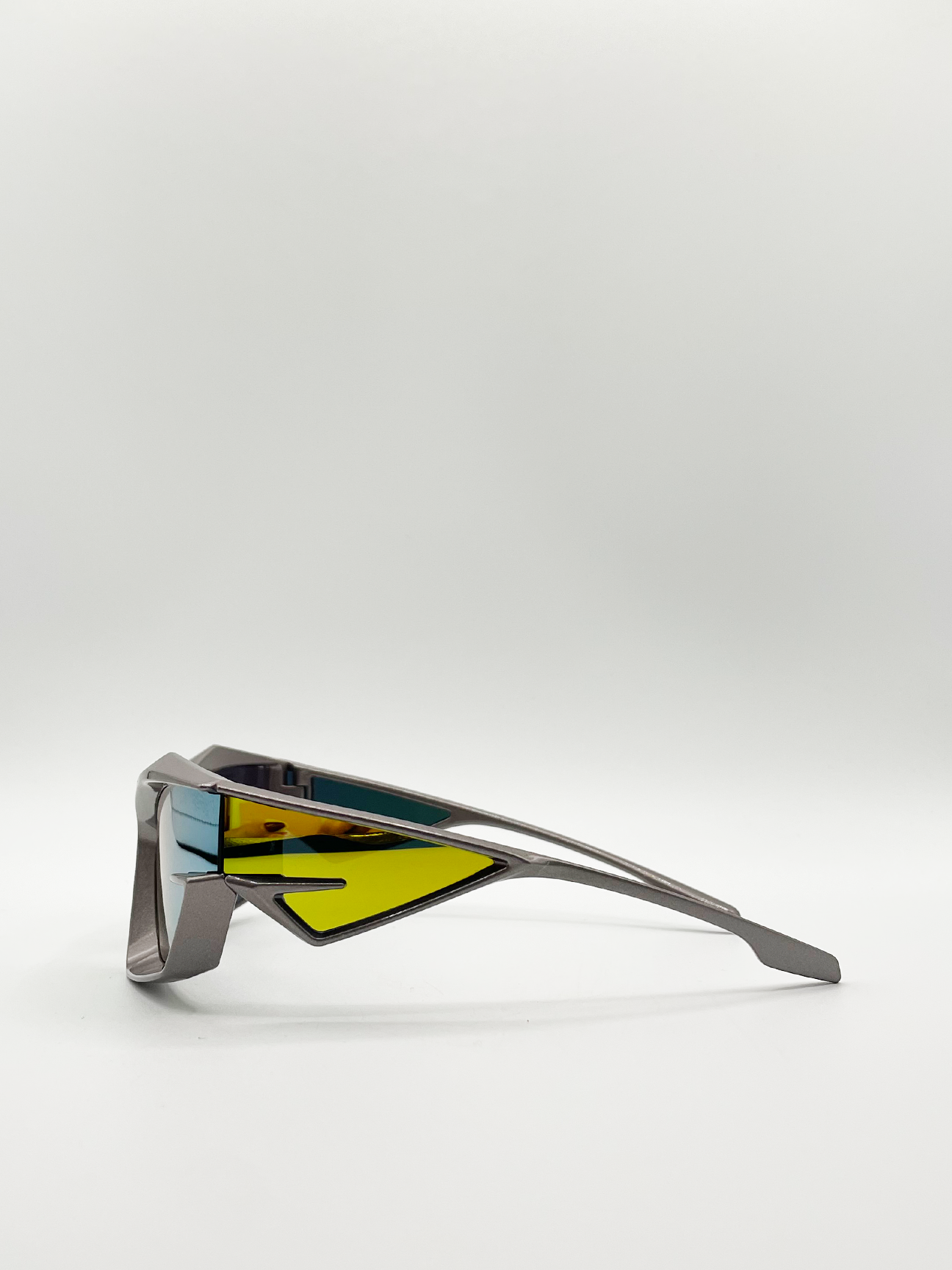 Racer style plastic frame sunglasses in multi
