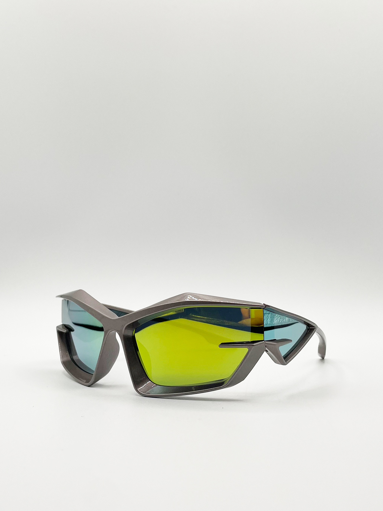 Racer style plastic frame sunglasses in multi