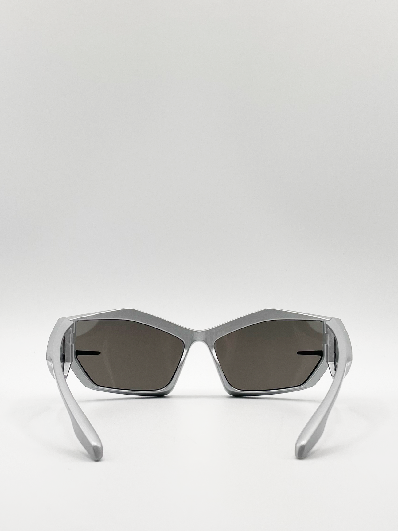 Racer style sunglasses in silver