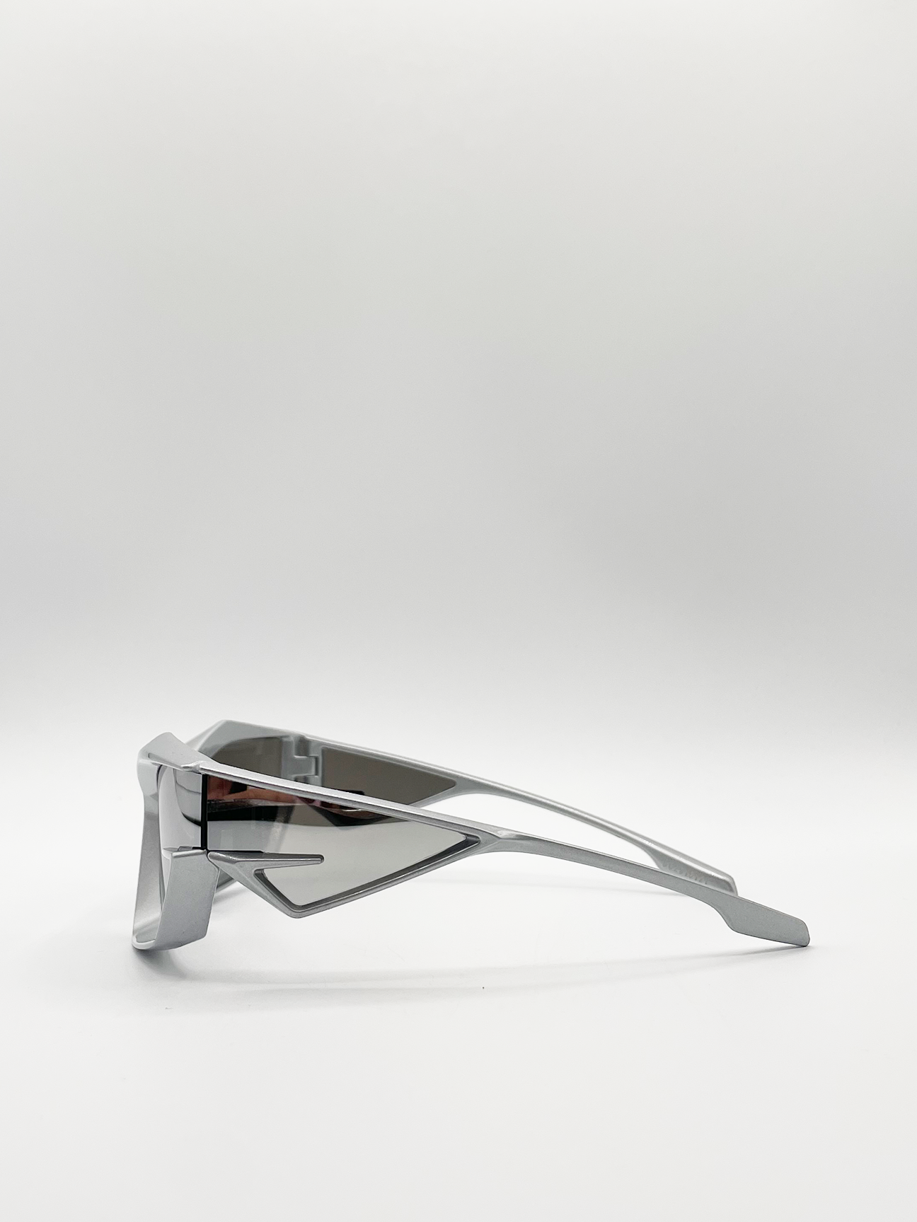 Racer style sunglasses in silver