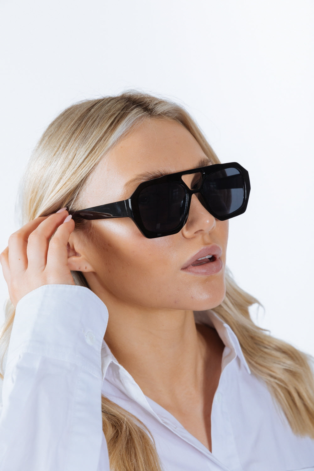 Retro Ribbed Navigator Sunglasses in Black
