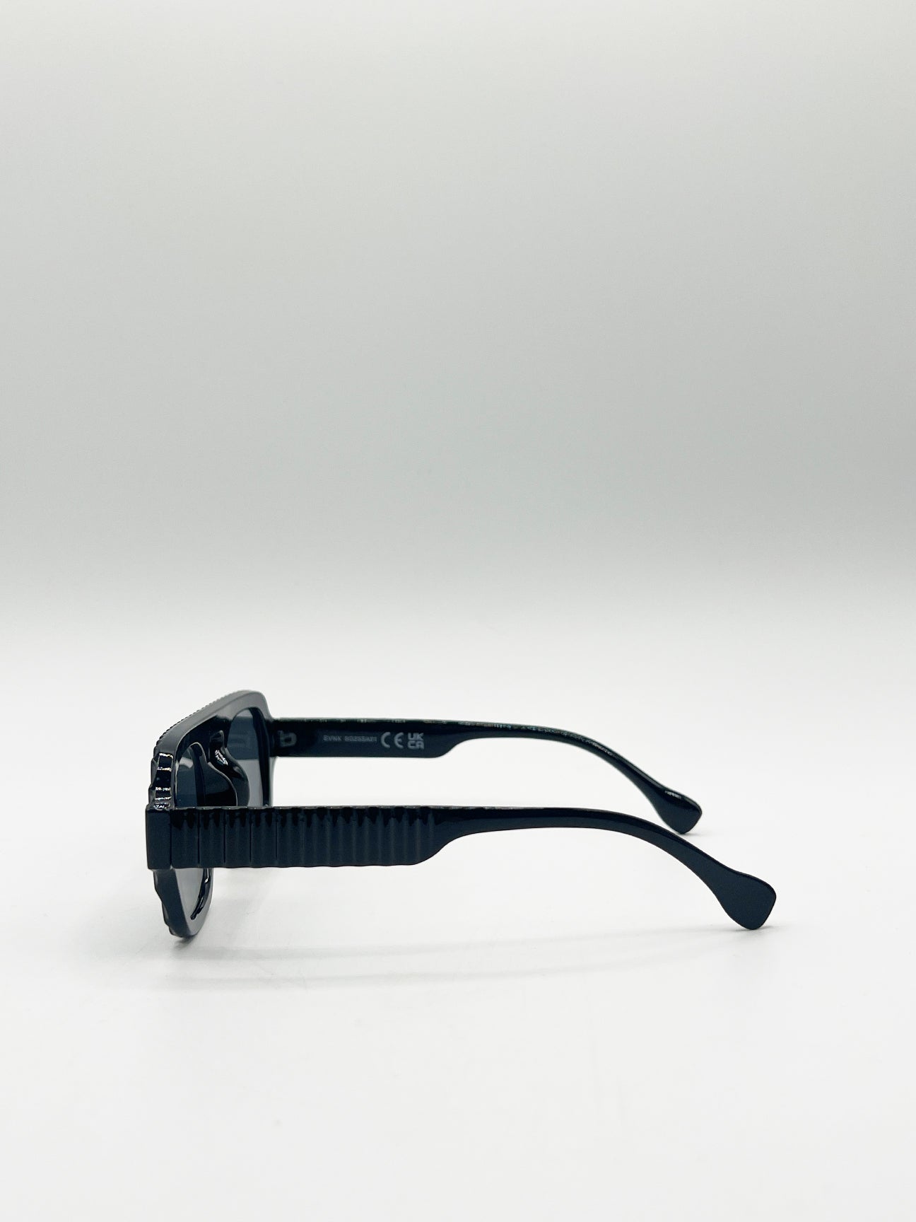 Retro Ribbed Navigator Sunglasses in Black