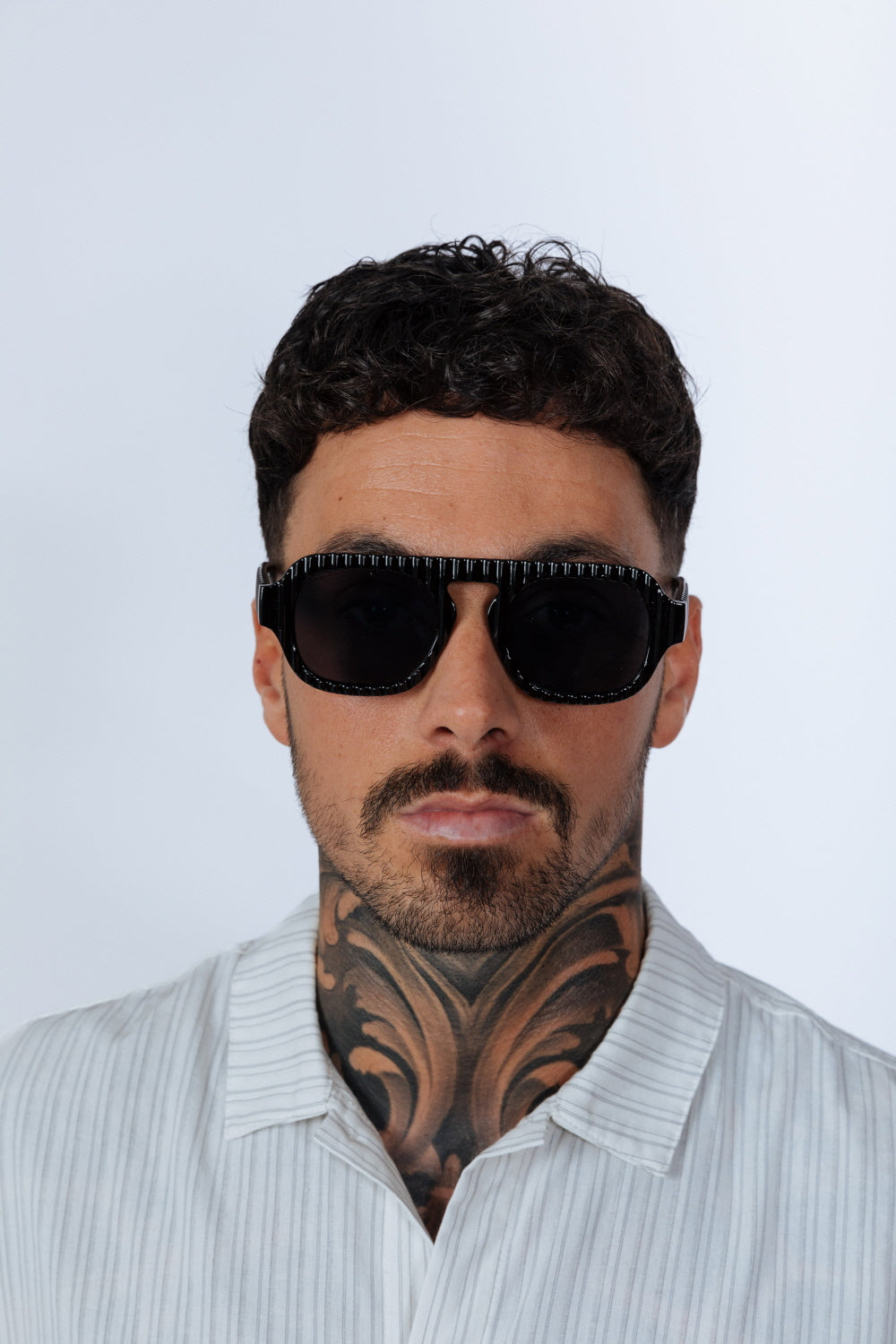 Retro Ribbed Navigator Sunglasses in Black