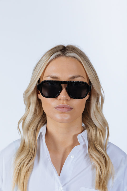 Retro Ribbed Navigator Sunglasses in Black