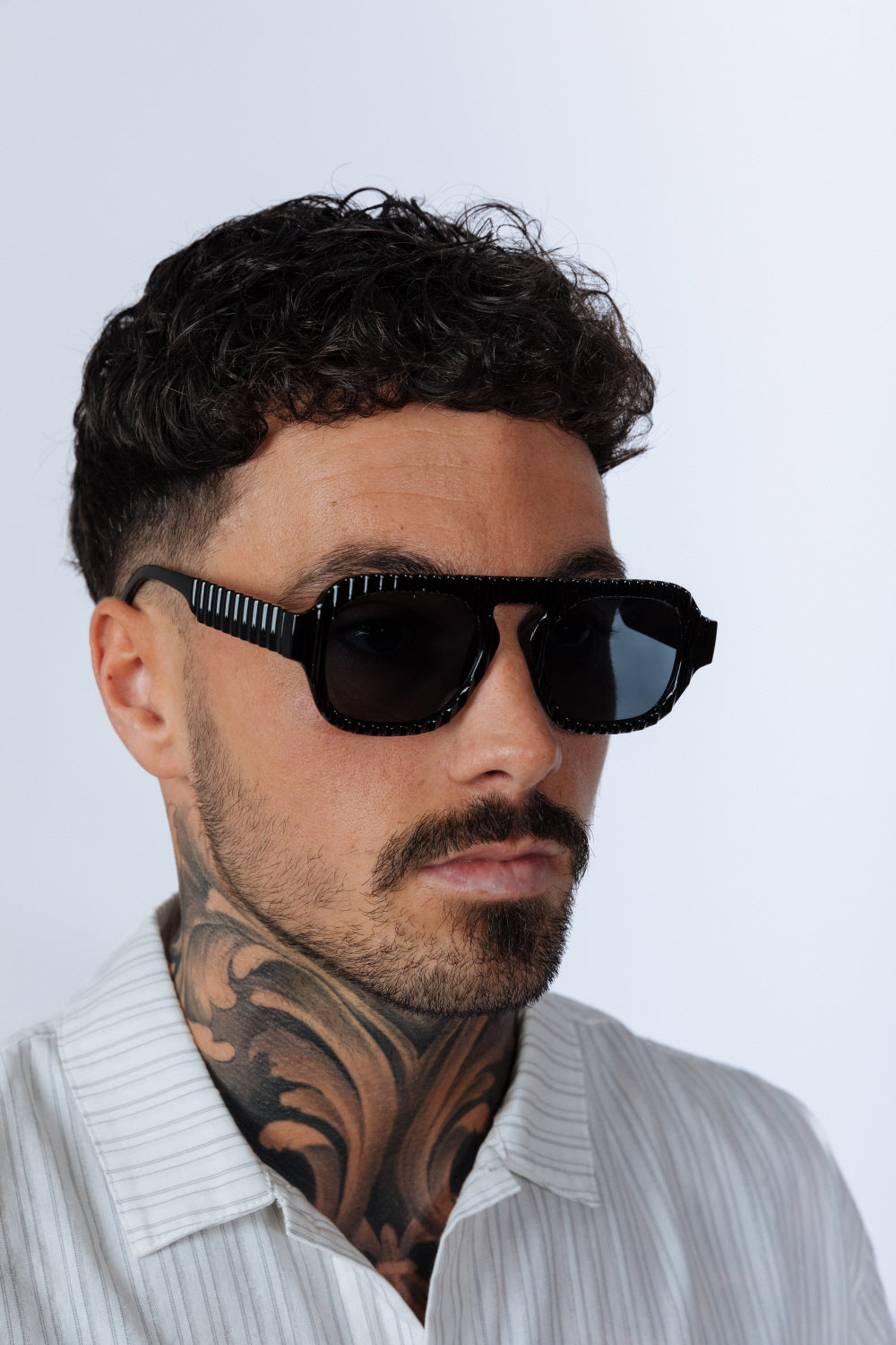 Retro Ribbed Navigator Sunglasses in Black