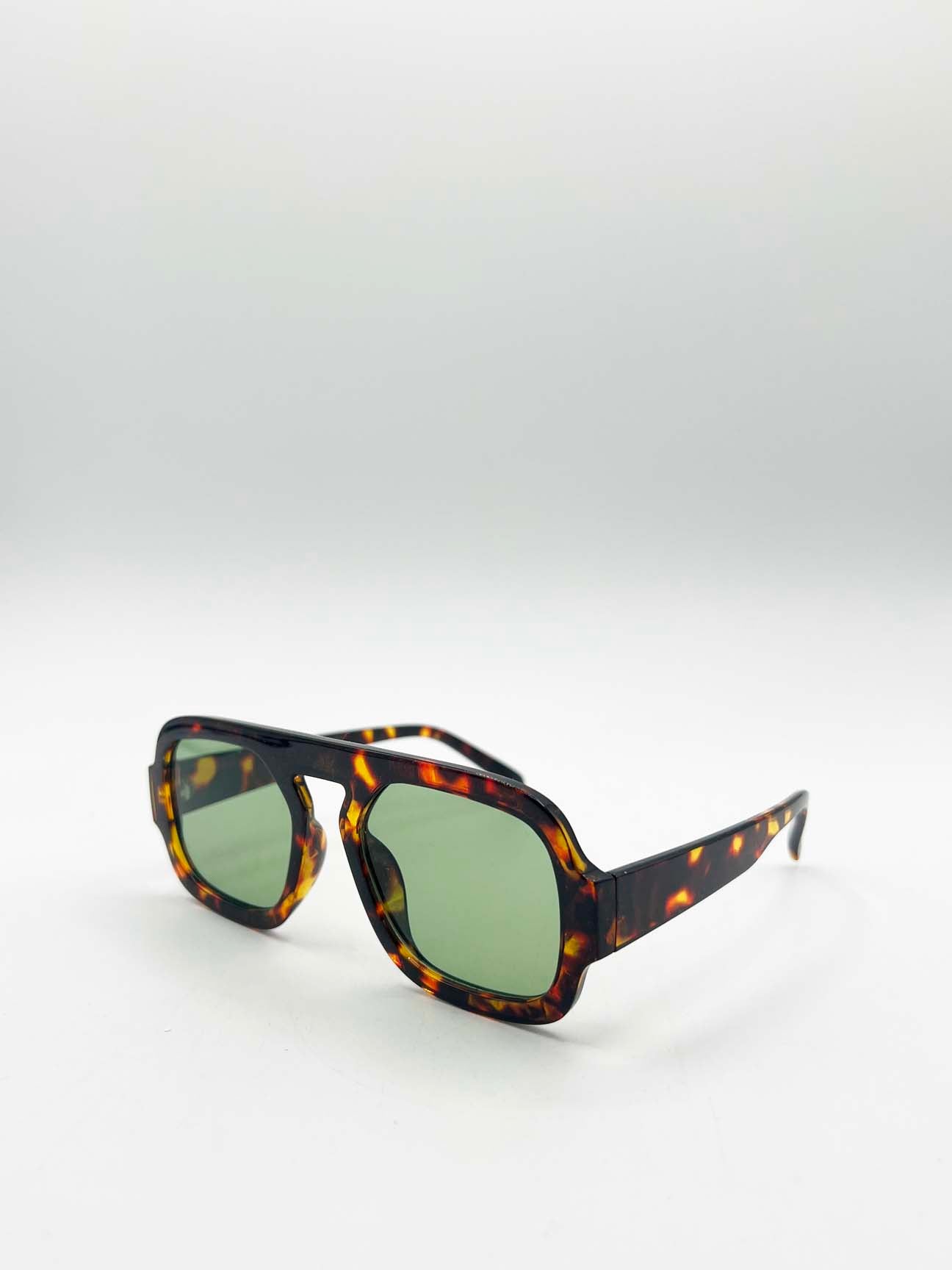 Tortoise Retro Navigator Sunglassesin Brown Green