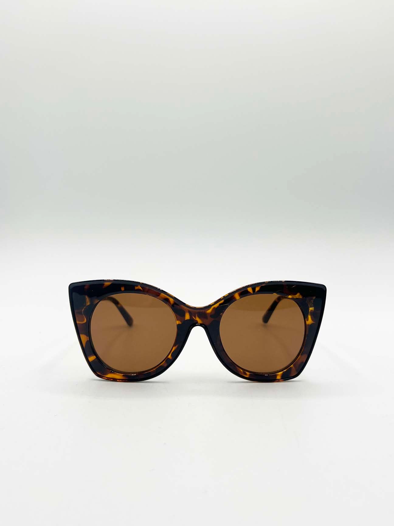 Oversized Round Cat-Eye Sunglasses in Tortoiseshell