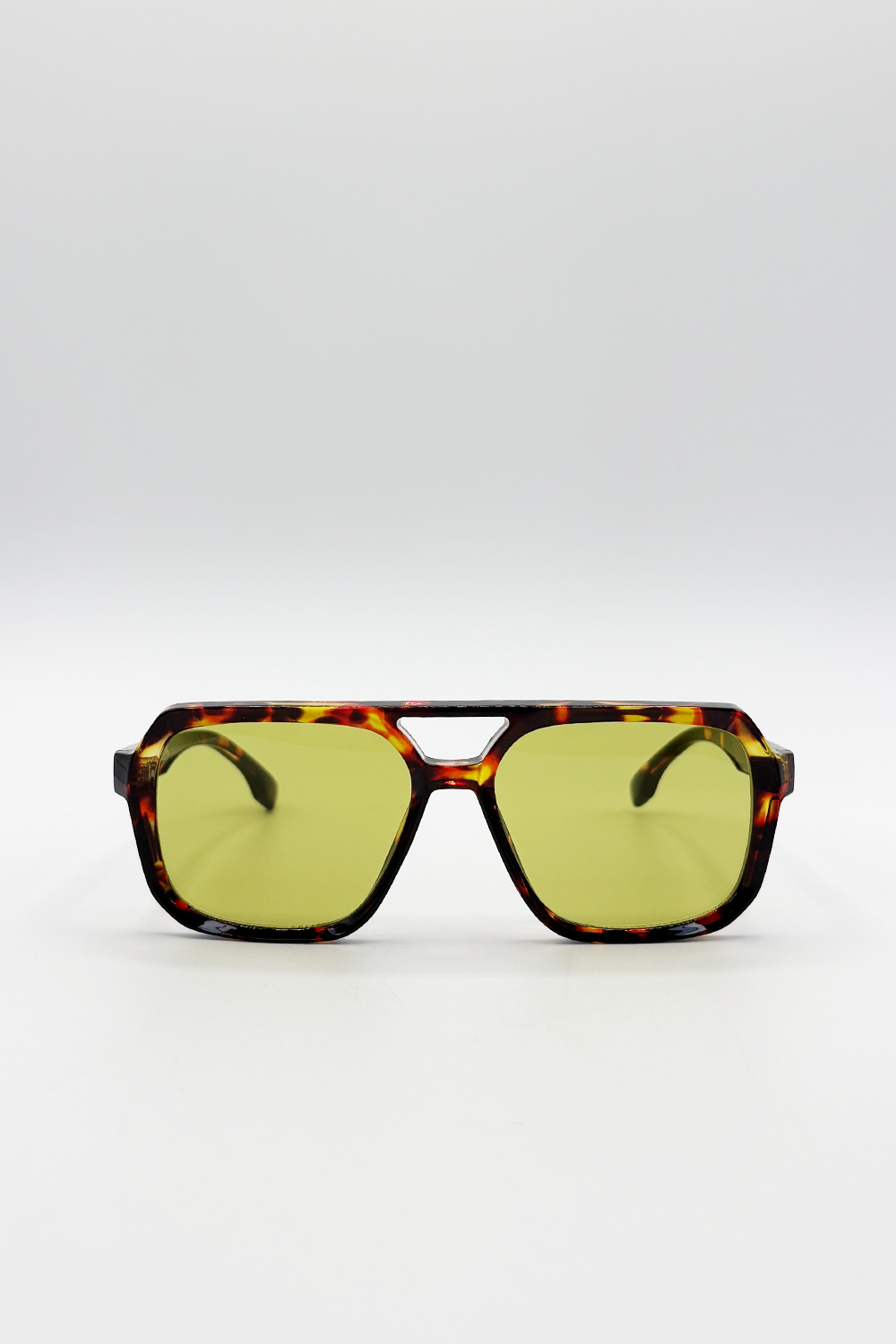Navigator Sunglasses in Tortoiseshell Olive Lense