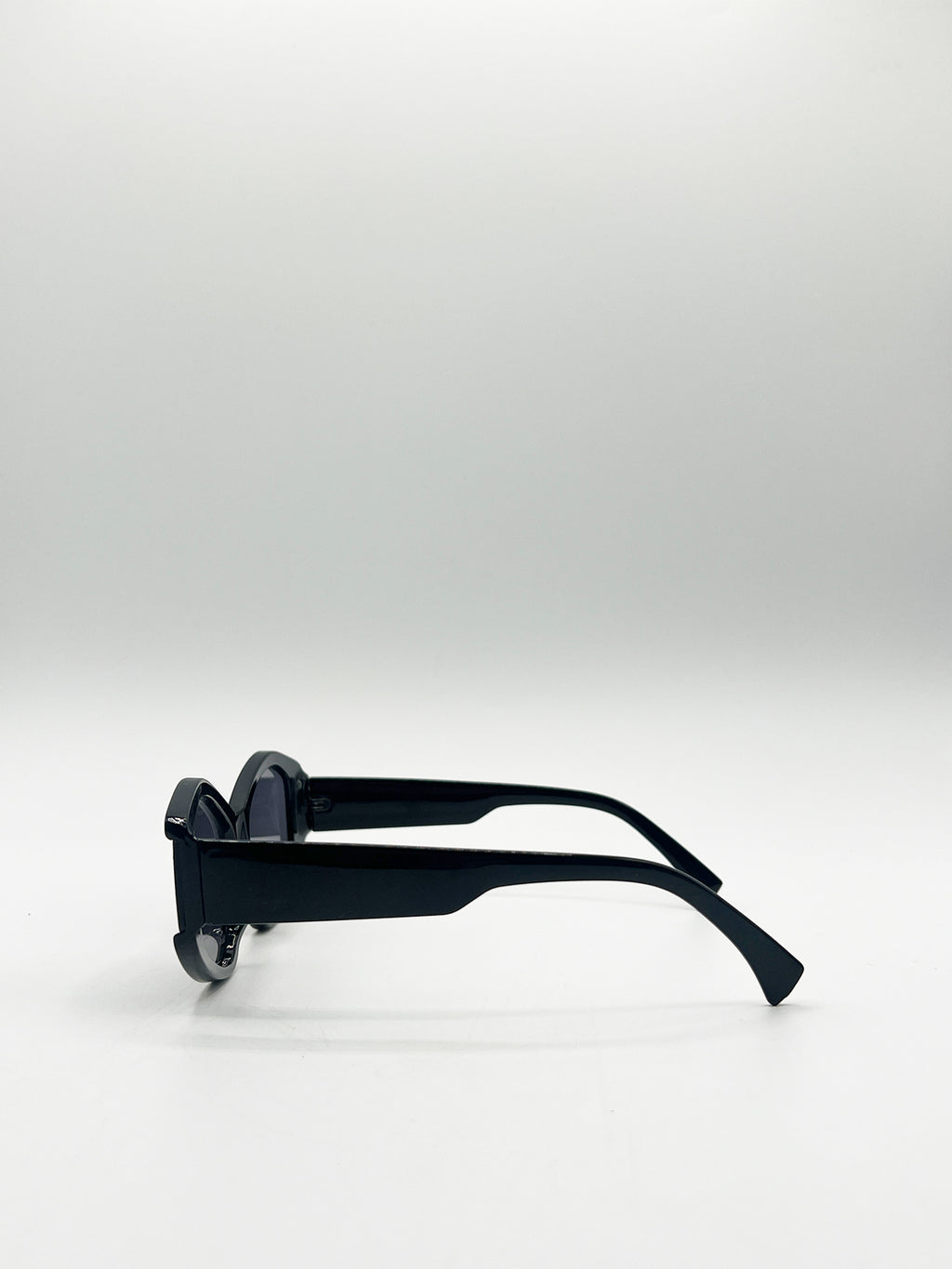 Angular Cat-Eye Sunglasses in Black