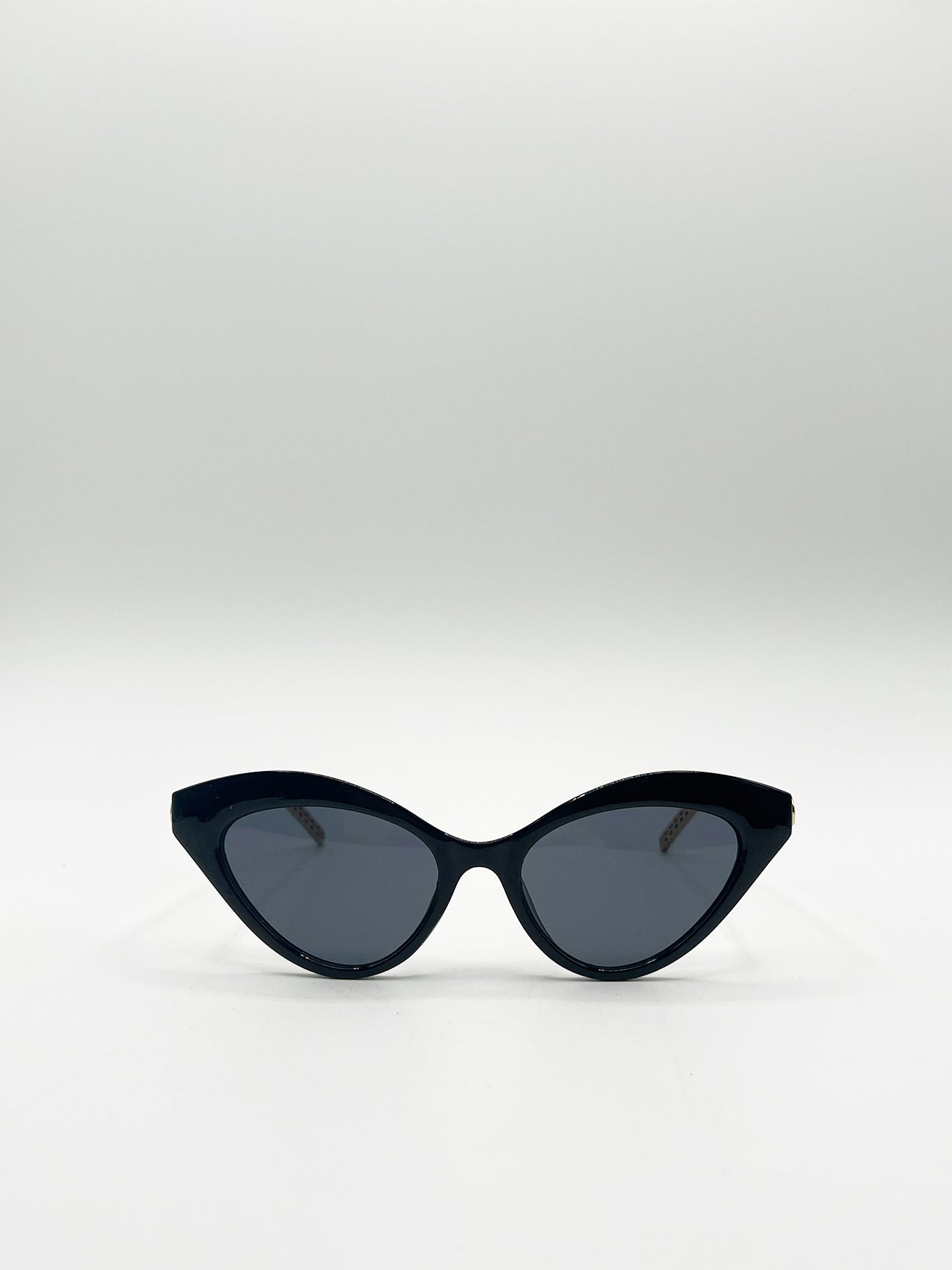 Cat Eye Sunglasses with Thin Chain Arm in Black