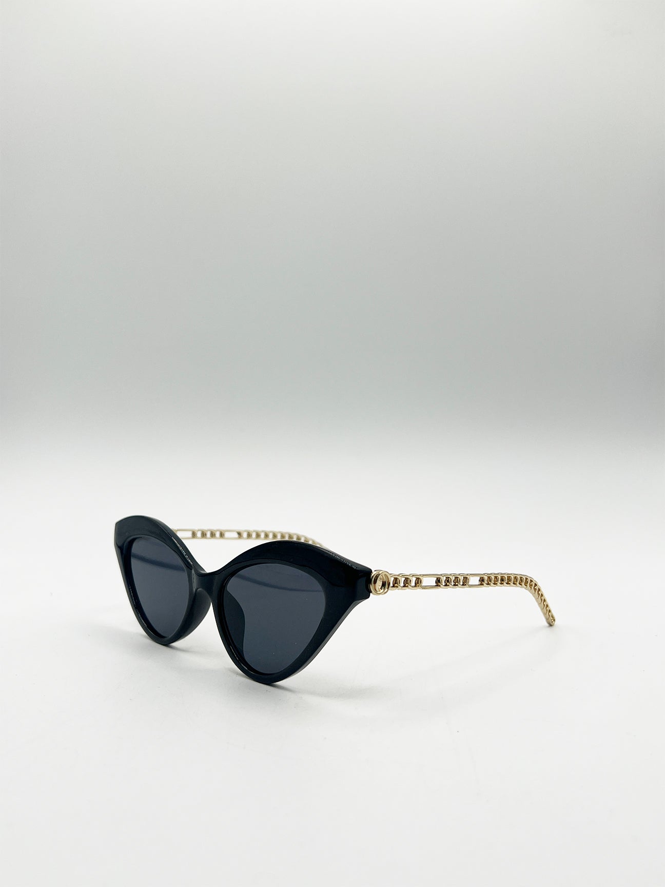 Cat Eye Sunglasses with Thin Chain Arm in Black