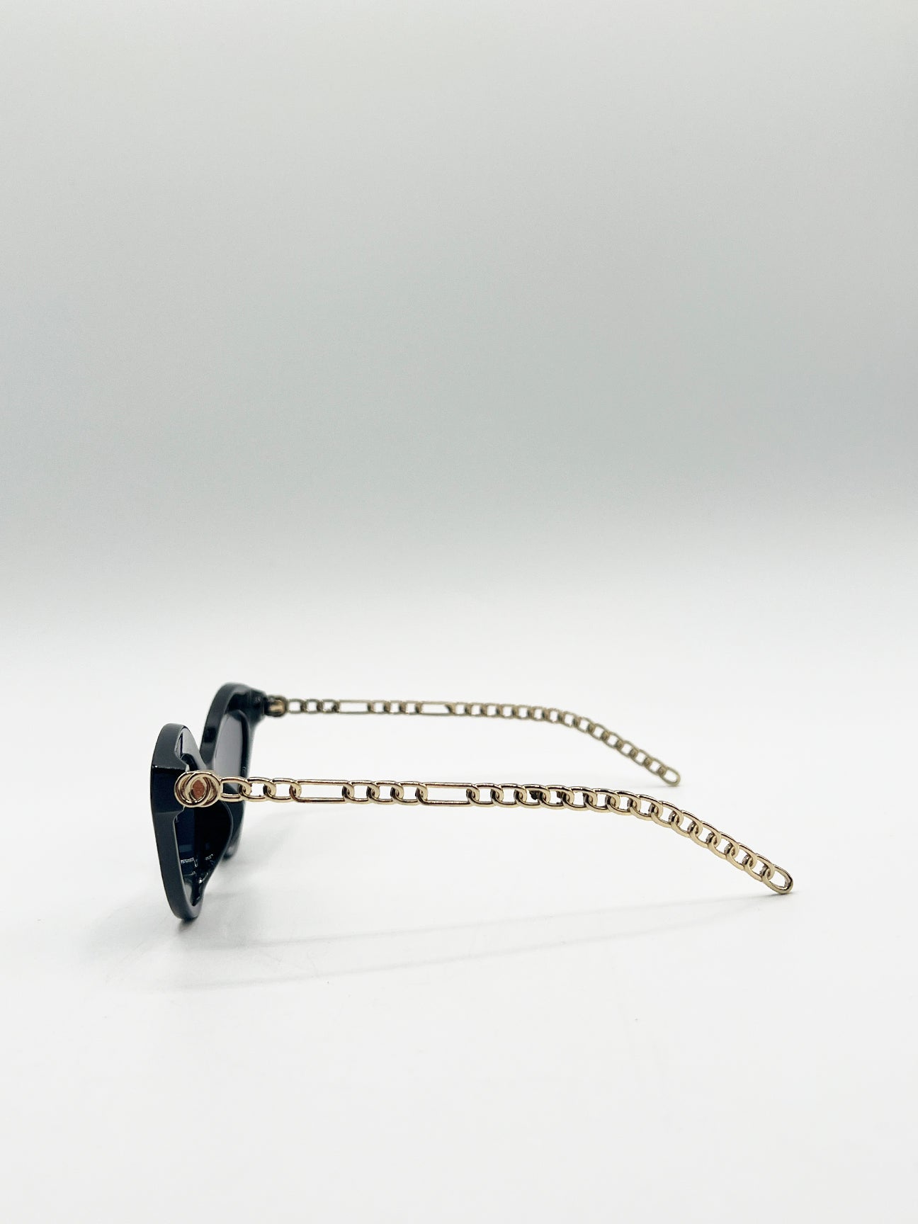 Cat Eye Sunglasses with Thin Chain Arm in Black