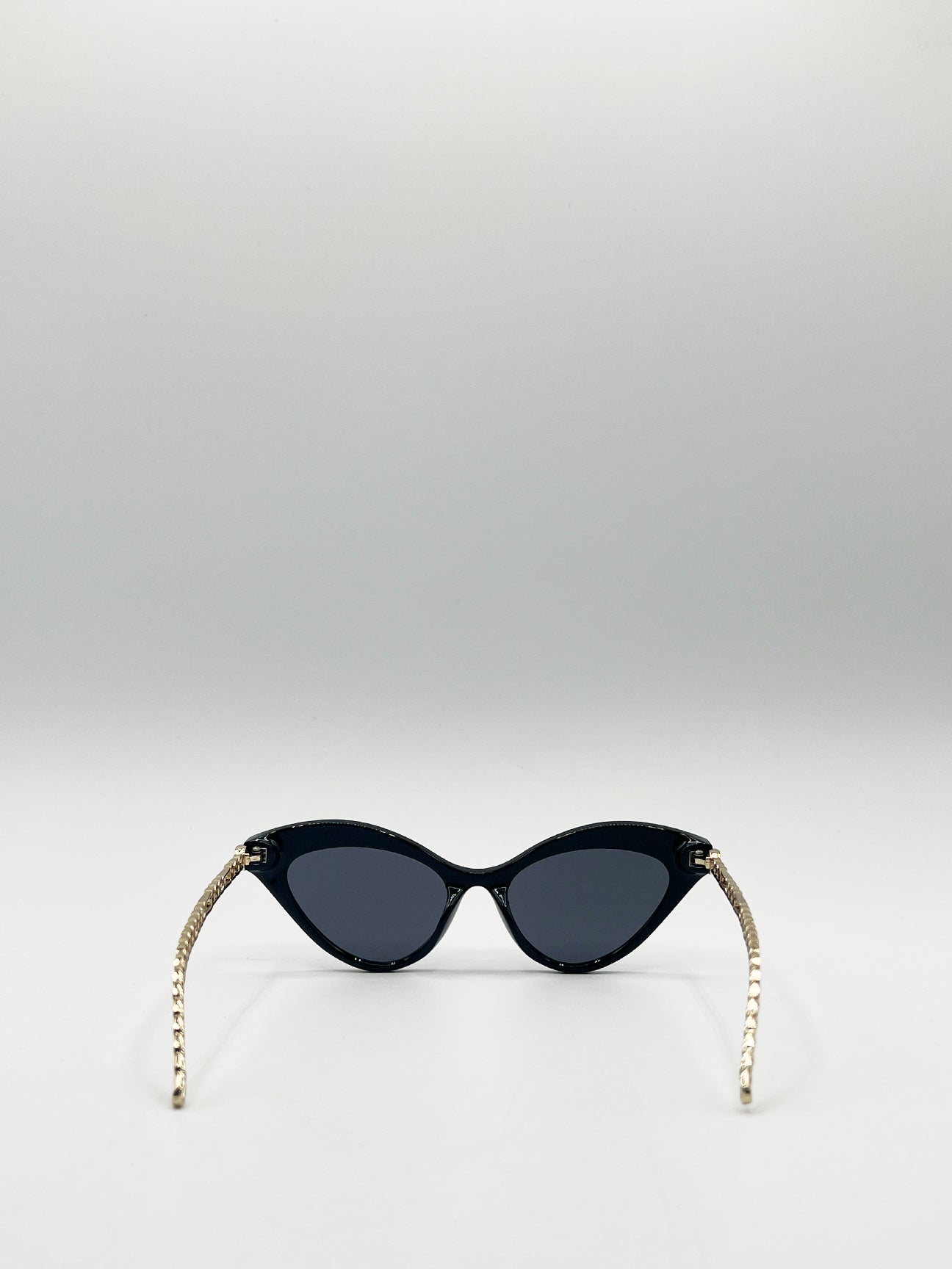 Cat Eye Sunglasses with Thin Chain Arm in Black