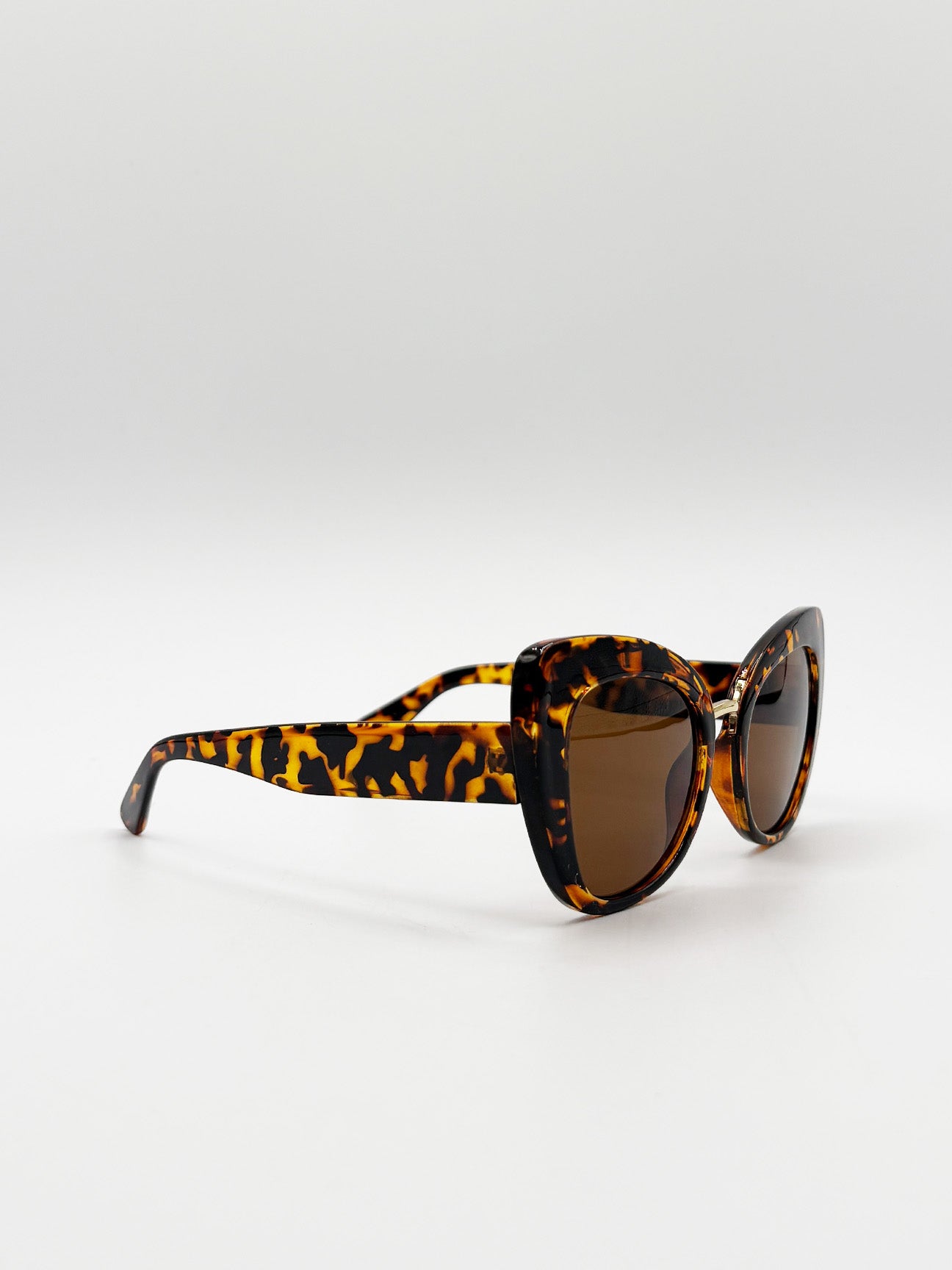 Oversized Cat-Eye Sunglasses in Tortoiseshell