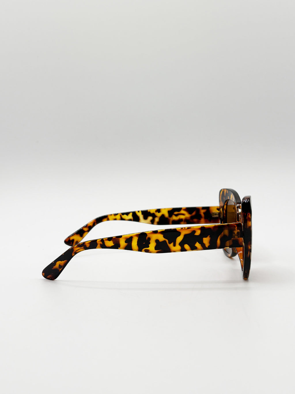 Oversized Cat-Eye Sunglasses in Tortoiseshell