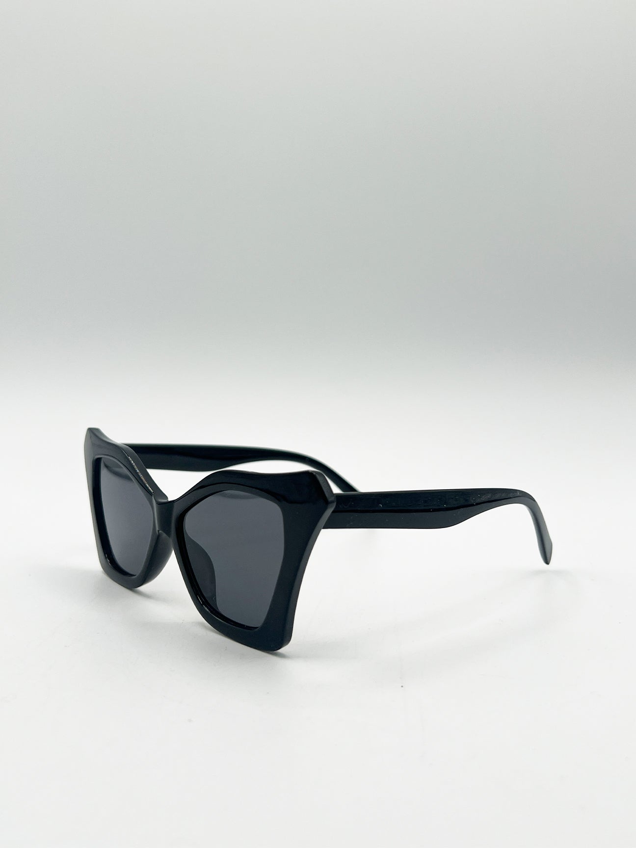 Oversized Cat-Eye Sunglasses in Black