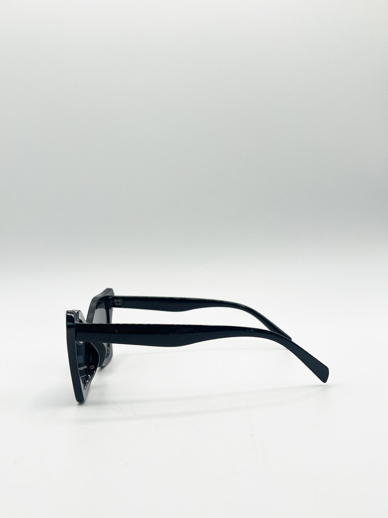 Oversized Cat-Eye Sunglasses in Black