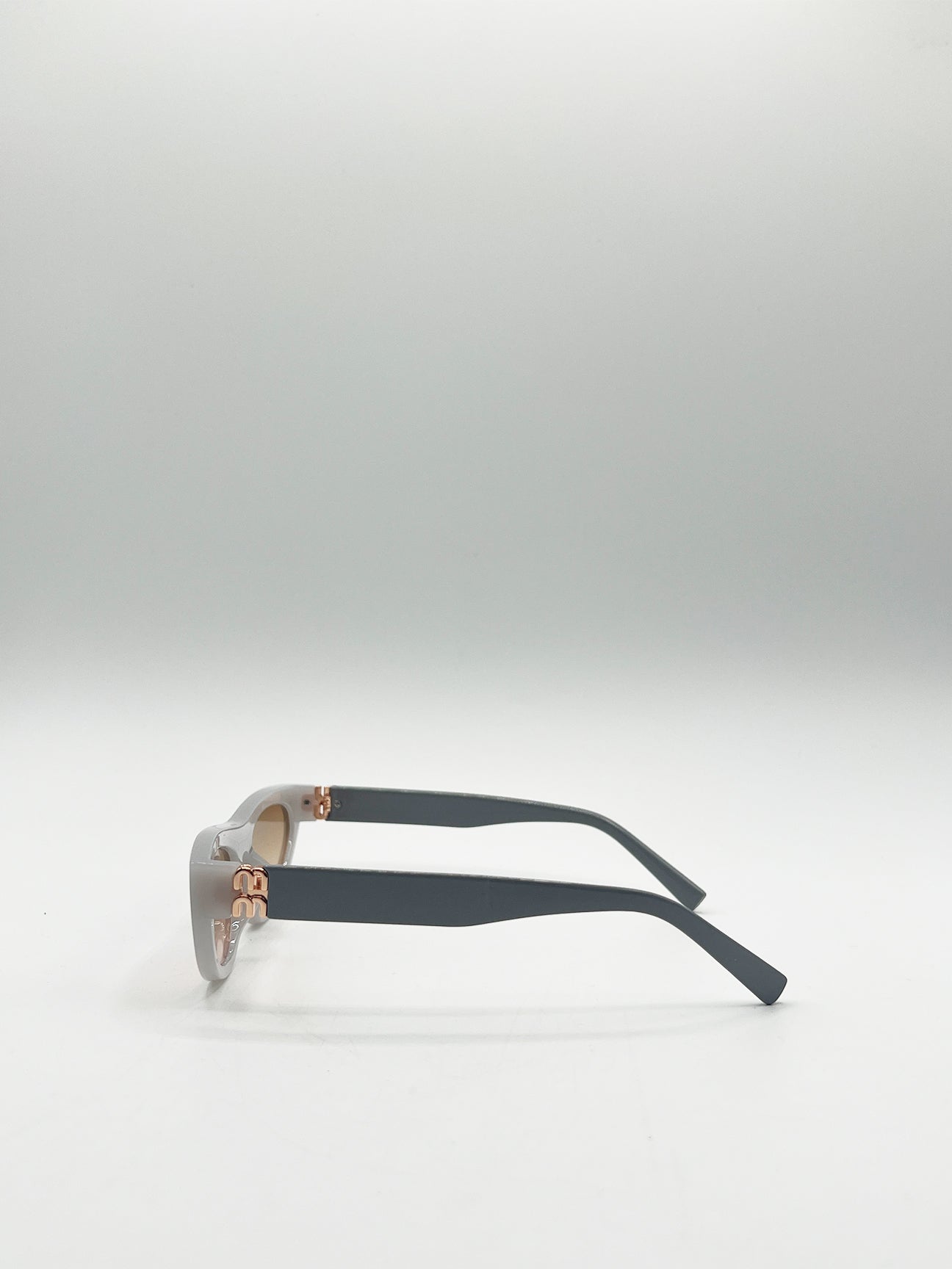 Retro Oval Sunglasses in Wihte