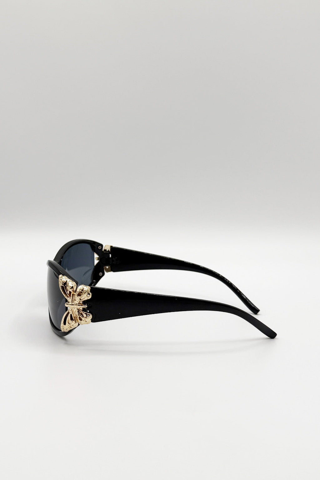 Vintage Wrap Around With Butterfly Detail Sunglasses In Black