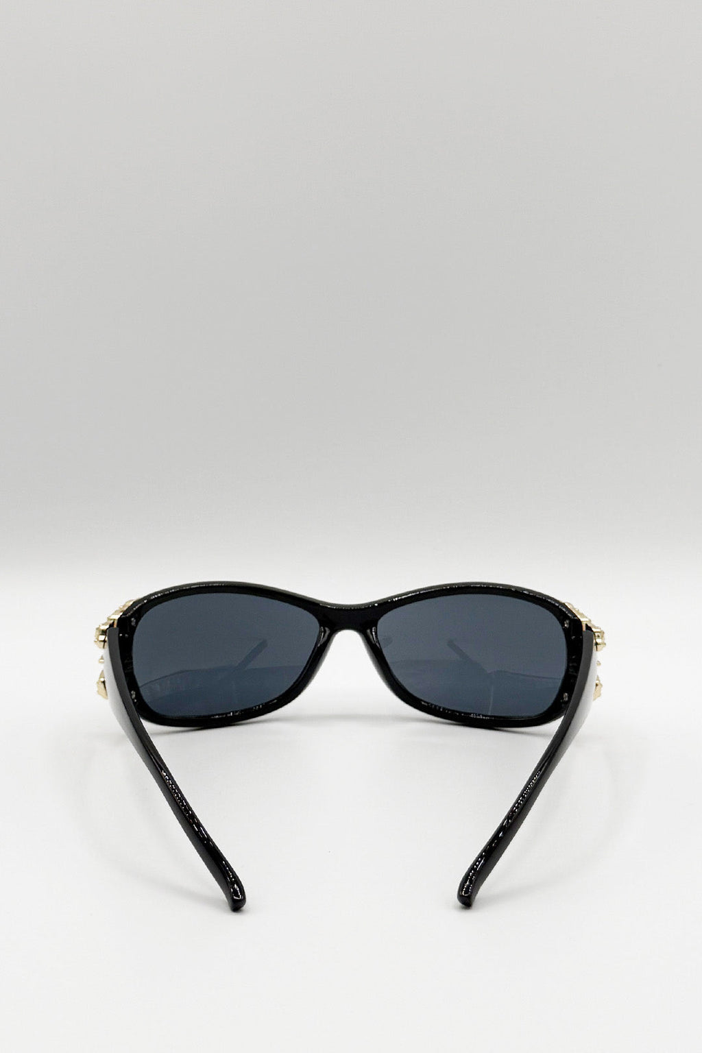 Vintage Wrap Around With Butterfly Detail Sunglasses In Black