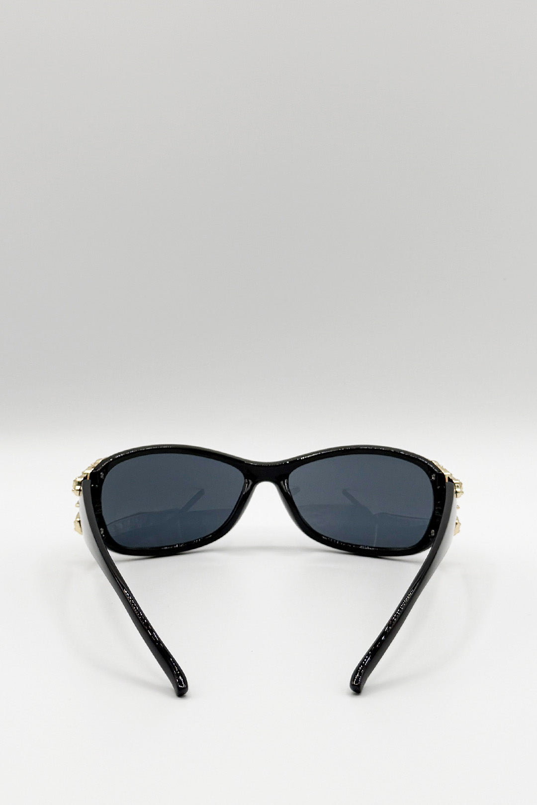 Vintage Wrap Around With Butterfly Detail Sunglasses In Black