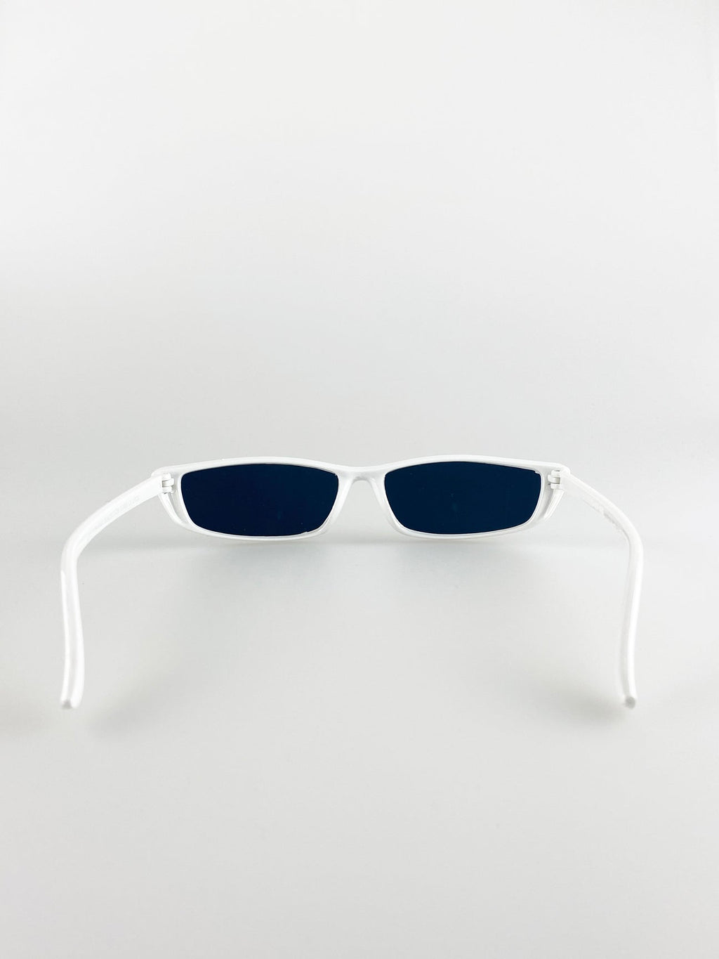 Retro Slim Cateye Sunglasses In White