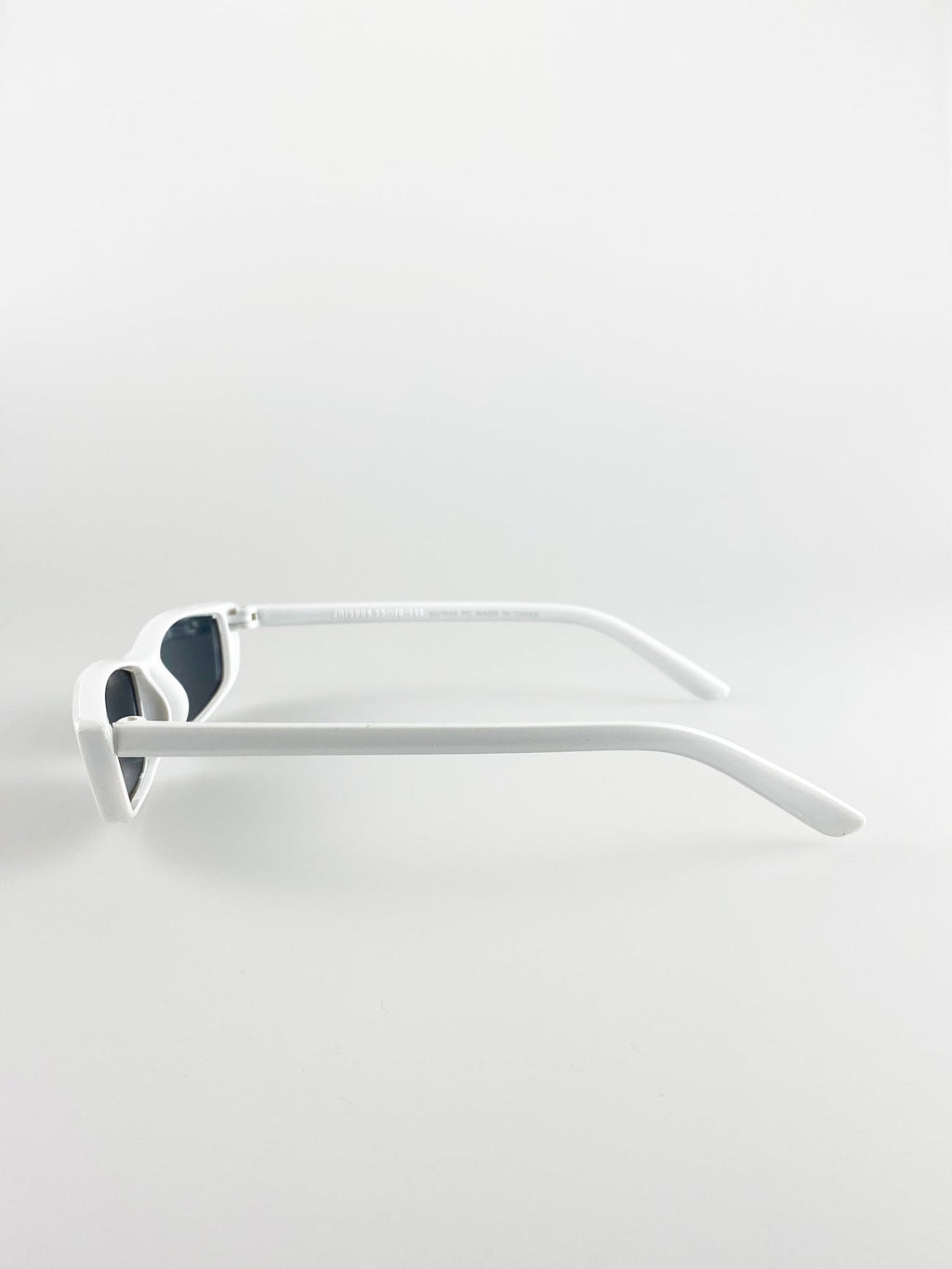 Retro Slim Cateye Sunglasses In White