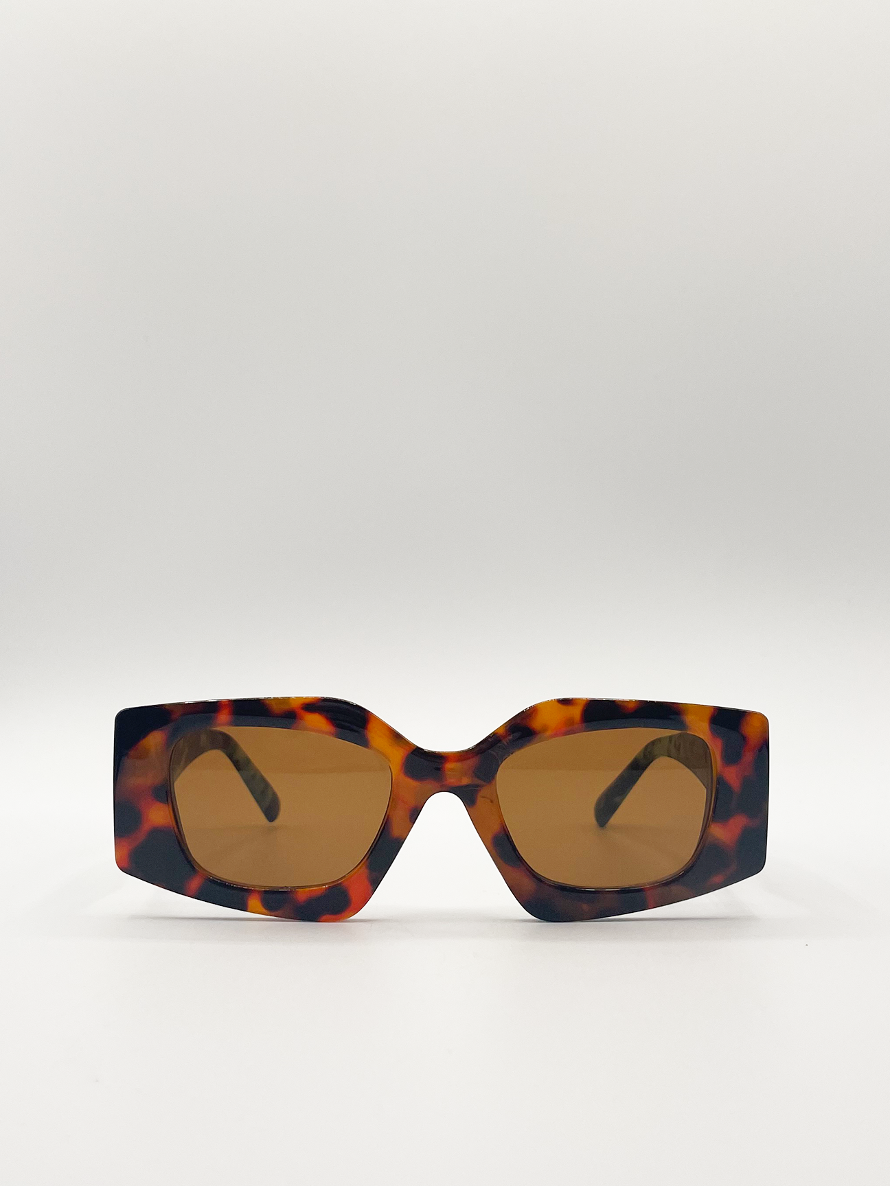 Angular sunglasses in brown tort