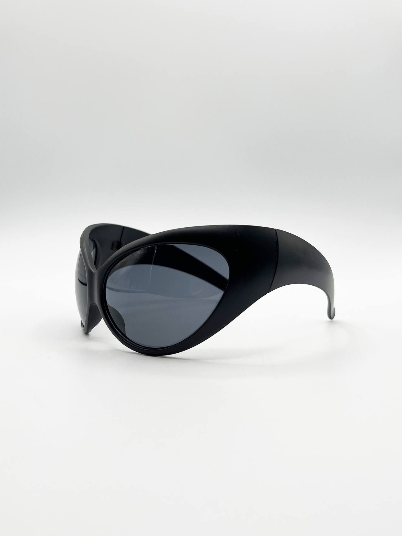 Ultra Curved Wrap Around Sunglasses in Black
