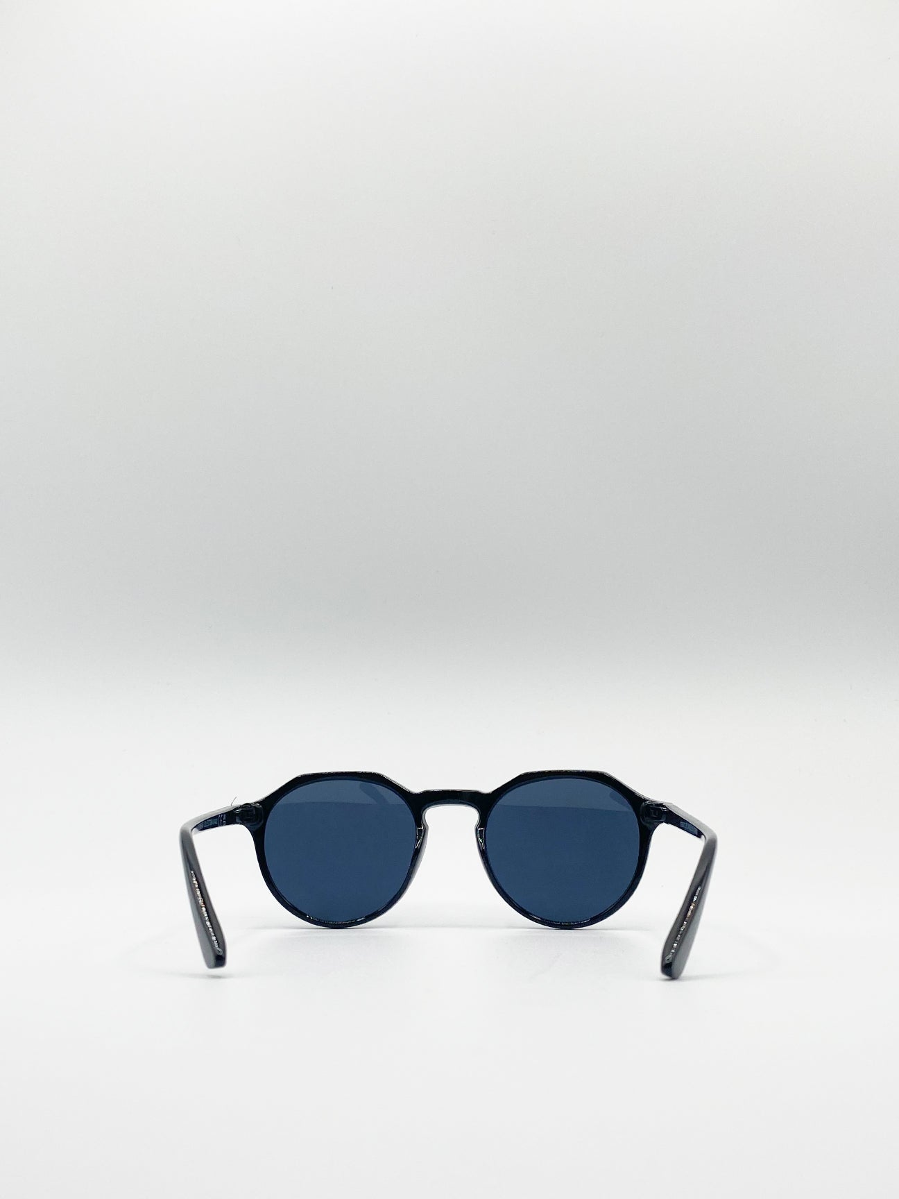 Black Classic Preppy Sunglasses With Key Hole Nosebridge