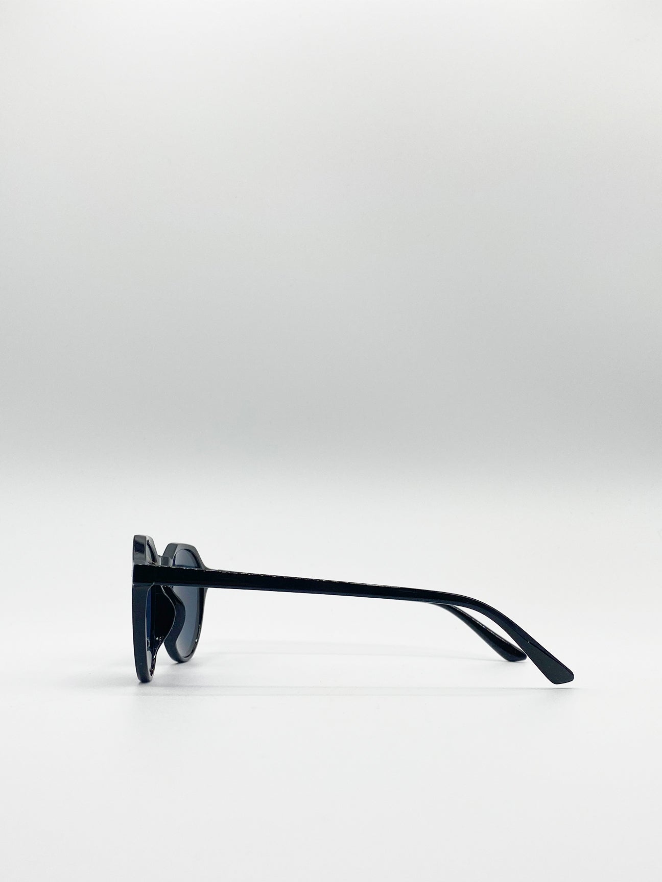 Black Classic Preppy Sunglasses With Key Hole Nosebridge